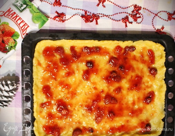 Сверху по тесту равномерно распределяем клубничный джем ТМ «Махеевъ».