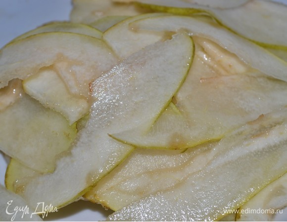 Грушу (у меня конференц; я думаю, она больше всего подходит к этому рецепту) разрезаем пополам, удаляем сердцевину. Далее очень тонко нарезаем грушу слайсами. Можно использовать овощечистку.