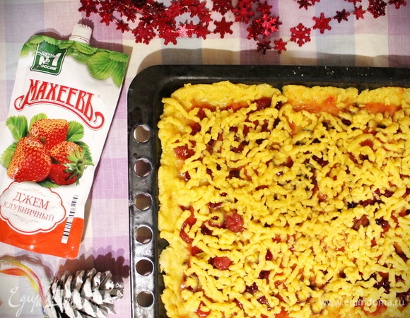 Оставшееся тесто достаем из морозилки и натираем поверх джема.