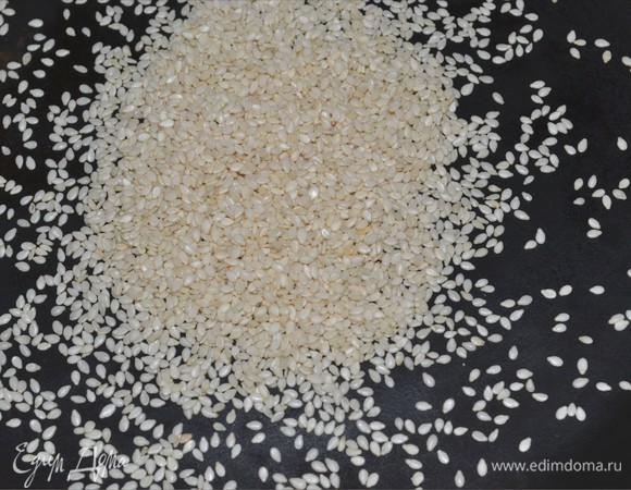 Первым делом мы поджарим на сухой сковороде кунжутное семя до золотистого цвета.