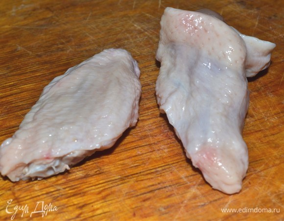Дальше по суставам разделяем крылышко на порции.