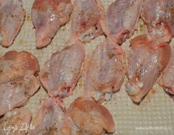 Далее выкладываем наши крылышки на кухонное полотенце, обсушиваем и приправляем. Солим, перчим и посыпаем паприкой с двух сторон.