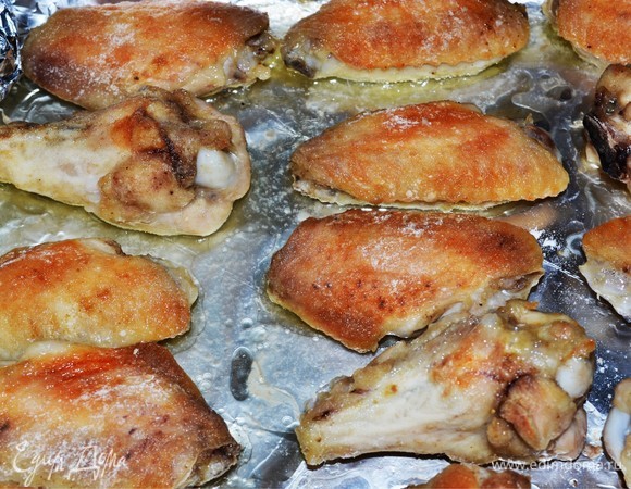 Включаем духовку на 200°C и начинаем выпекать наши крылышки сначала с одной стороны, потом — с другой)