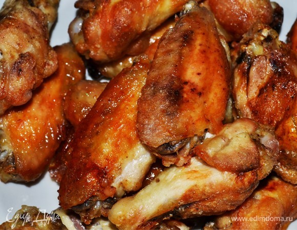 А теперь расскажу, зачем мука. Когда крыло начинает выпекаться, выделяется сок. Он смешивается с мукой, и в результате на курочке появляется потрясающая хрустящая корочка) Ммм!