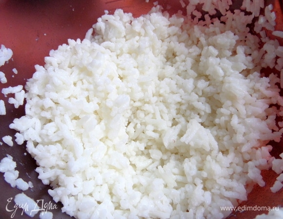 Рис отварить заранее, остудить.