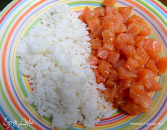 Соединить рыбу с рисом.