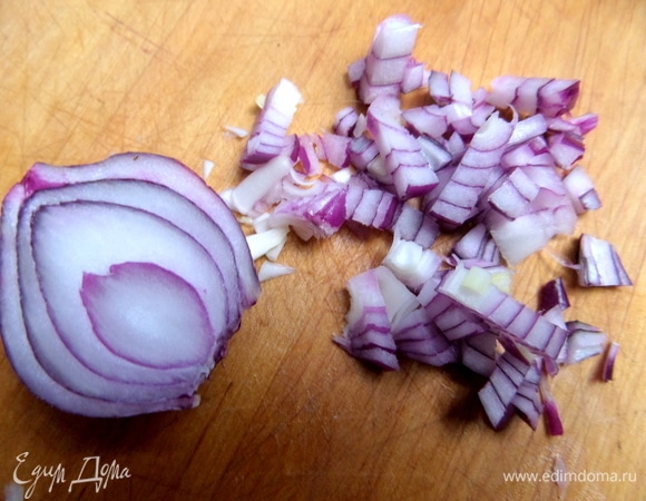 Лук маленький измельчить.