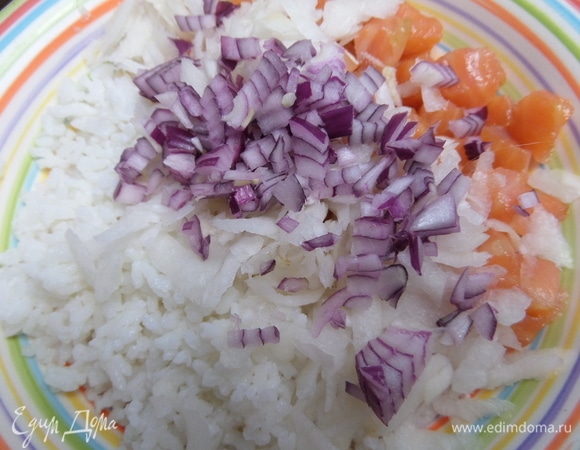 Высыпать в состав лук.