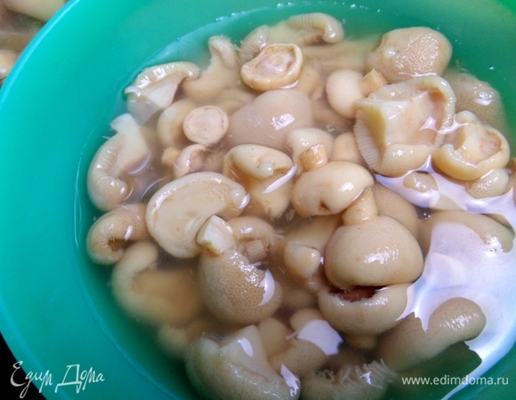Грибы маринованные процедить.