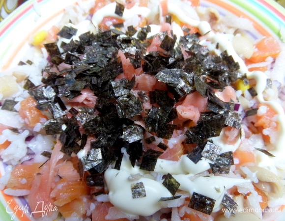 Настригла лист нори.