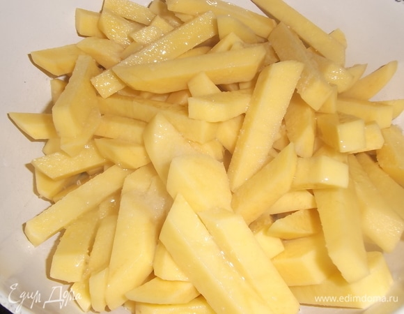 Картошку почистить, нарезать ломтиками, посолить, смешать с растительным маслом.