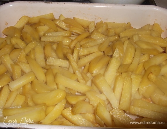 Поставить в разогретую духовку. Жарить, не мешая, при 200°C 35 минут. Переключить духовку на функцию «гриль» на несколько минут. Ориентируйтесь на свою духовку.