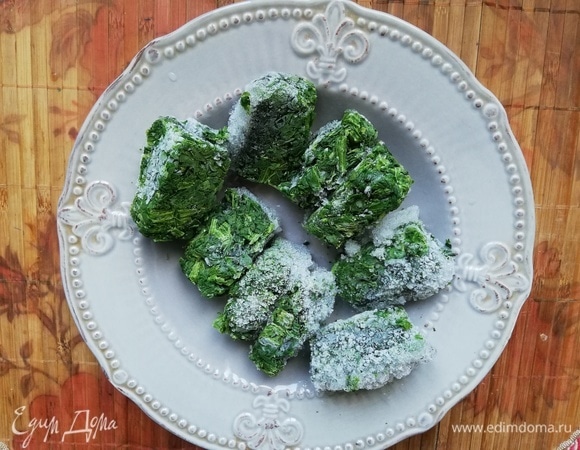 Разморозить шпинат и хорошо отжать. Если использовать свежий, то мелко его нарезать.