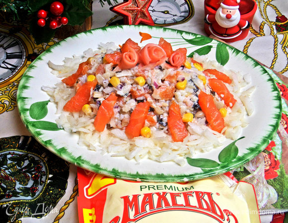 С таким несложным оформлением салат украсит новогодний стол.