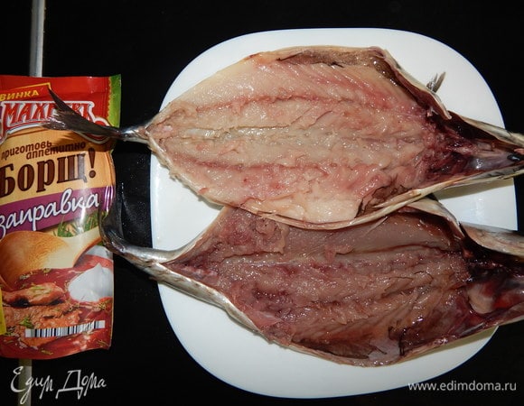 Вырезаем хребет и удаляем кости.