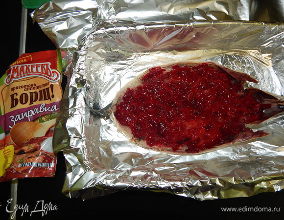 Форму для запекания застелить фольгой. Выложить одну тушку хребтом вниз, посолить и поперчить по вкусу. Сверху распределить 3 ст. л. заправки для борща ТМ «МахеевЪ».