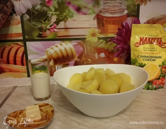 У вареного картофеля сливаем воду, перекладываем картофель в удобную емкость.