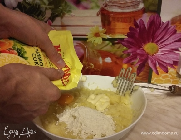 Вводим яйцо, майонез (я использую майонез ТМ «МахеевЪ» с соком лимона), муку.