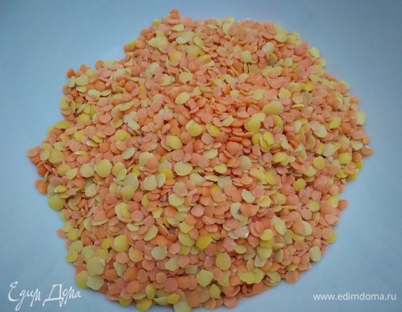 Чечевицу (у меня смесь красной и желтой) сварить в 2 стаканах воды. После закипания убавить нагрев и варить 10 минут под крышкой. Остудить.