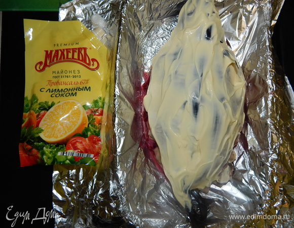 Внутреннюю часть второй скумбрии посолить и поперчить по вкусу, распределить 3 ст. л. заправки для борща и уложить сверху картошки. Смазать майонезом ТМ «МахеевЪ». Закрываем скумбрию фольгой и отправляем в разогретую до 170°C духовку на 45 минут.