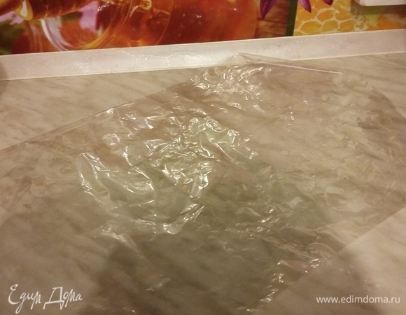 Разрезаем рукав для запекания по одной из сторон. Получаем прямоугольник 35×25 см. Раскладываем его на столе.