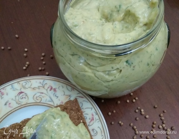 К остывшей чечевице добавим специи и измельчим все вместе в кухонном комбайне. Посолим. Если консистенция слишком густая, добавим еще немного оливкового масла. Традиционно маслом поливают уже готовый соус в момент подачи. Приятного аппетита!