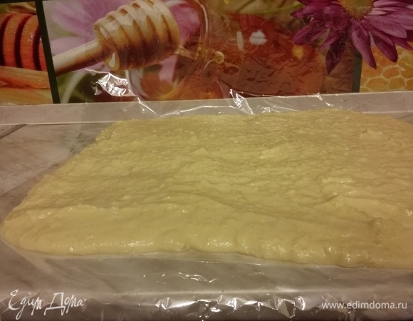 Выкладываем на пленку нашу картофельную основу толщиной примерно 1,5–2 см. Разравниваем с помощью смоченной в холодной воде столовой ложки (или лопатки).