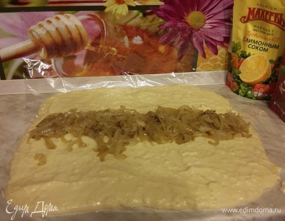 На середину пласта выкладываем лук.