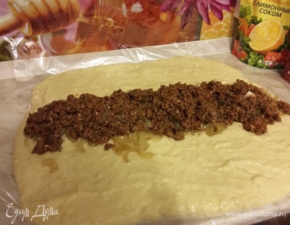 Поверх лука — фарш.