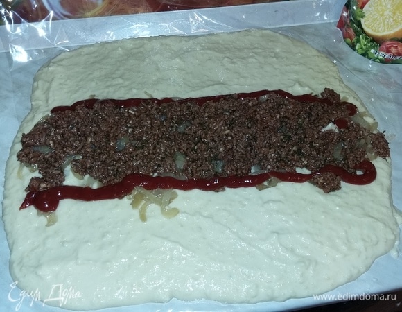 Слева и справа от фарша смазываем пласт шашлычным кетчупом ТМ «МахеевЪ» (чтобы при нарезке был виден румяный край).