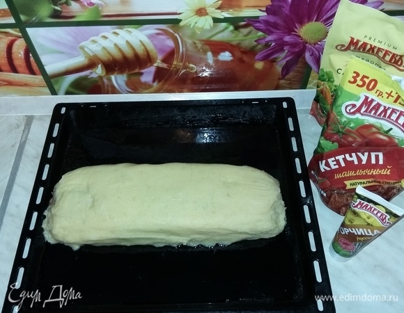 Аккуратно перекладываем в форму для запекания или, как в моем случае, на противень, предварительно смазанный растительным маслом.