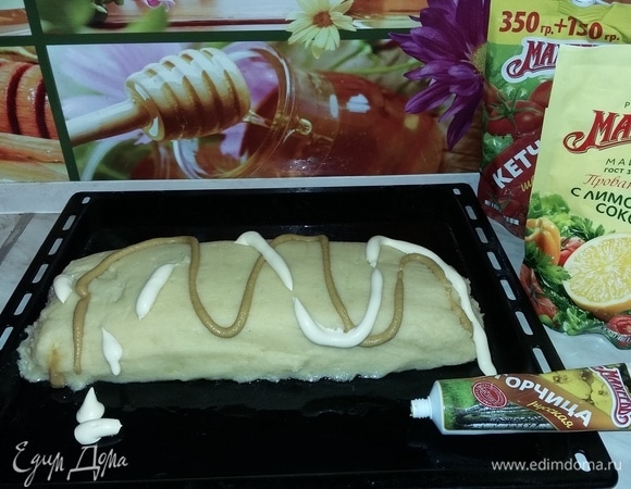 Чтоб рулет получился румяным, смазываем его горчицей (я использую горчицу ТМ «Махеев» — ее удобно наносить прямо из тюбика) и майонезом.