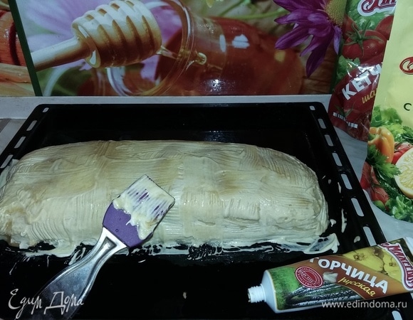 Размазываем с помощью силиконовой кисточки.