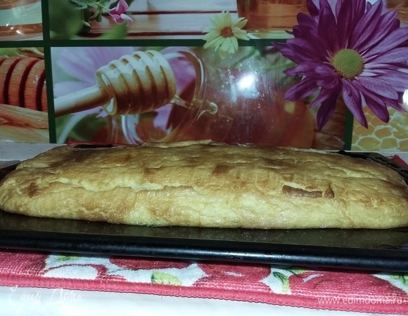 Достаем рулет из духовки. Даем немного остыть (чтобы не развалился при транспортировке).