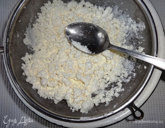 Творог протереть через сито.