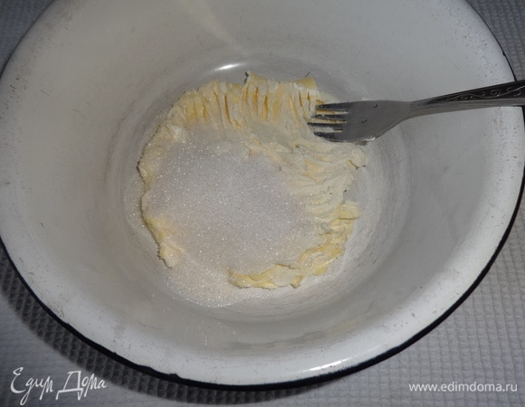 В размягченный маргарин всыпать соль и сахар, растереть до однородности.