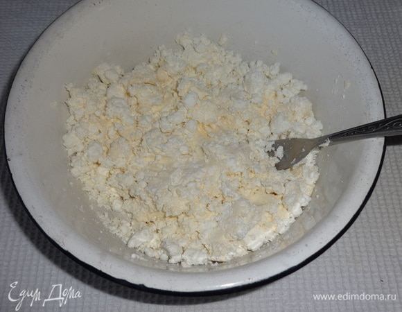 В масляную массу добавить творог и растереть до однородного состояния.