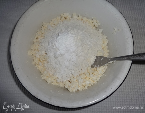 Всыпать просеянную с содой муку и замесить тесто.