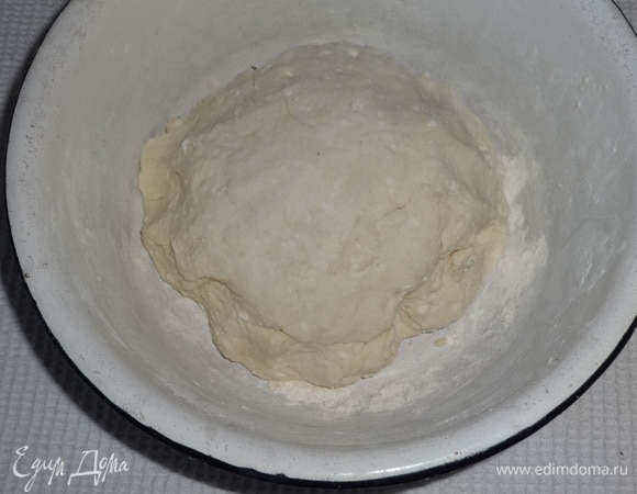 Скатать тесто в шар, накрыть пищевой пленкой и поставить в холодильник на 1 час (или больше).