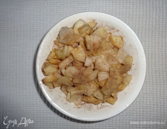 Яблоки помыть, обсушить. Очистить от кожуры и семян, нарезать маленькими кусочками. Сбрызнуть яблоки лимонным соком, посыпать корицей, перемешать.