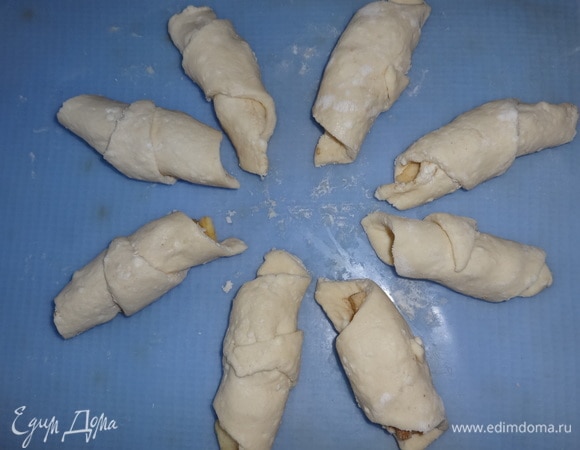 Свернуть каждый сегмент в виде трубочки, начиная с широкого конца к узкому. Со второй частью теста проделать то же самое.