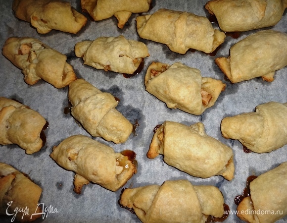 Готовые рогалики достать из духовки.