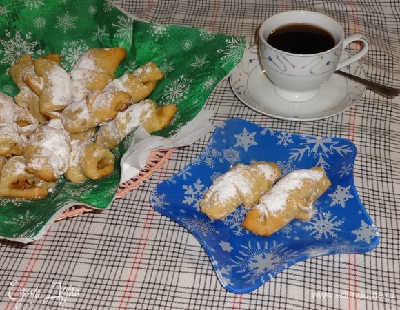 Выложить рогалики в вазу и подать к чаю или кофе. Угощайтесь! Приятного аппетита! С наступающим Новым годом!
