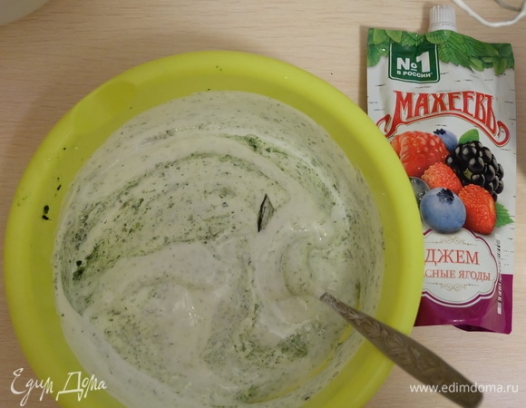 Аккуратно вмешиваем в шпинатную смесь яичные белки.