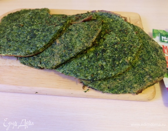 На противень, застеленный пергаментом, выкладываем тесто. Выпекаем 13–15 минут.