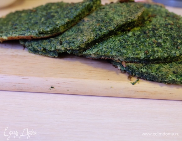 Я готовила бисквит в 2 приема, получилось 2 бисквитных коржа, из которых вырезала вот такие круги для торта.