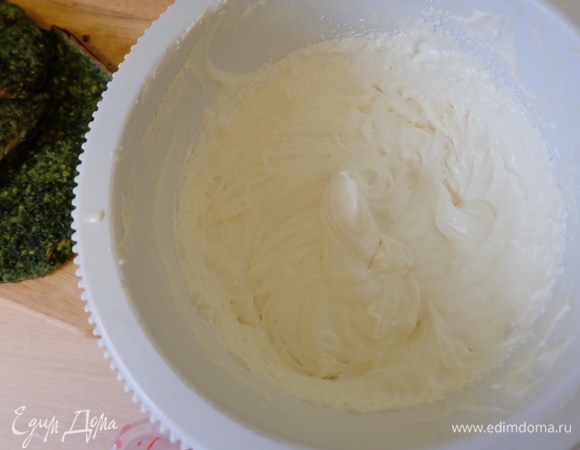 Для крема взбиваем сливки со сгущенкой до устойчивой пены.