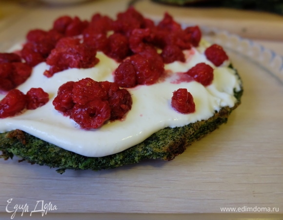 Самый мой любимый момент — это сборка и украшение торта! Первый корж пропитываем сливочным кремом. Добавляем ягоды — это дает очень вкусное сочетание и кислинку!