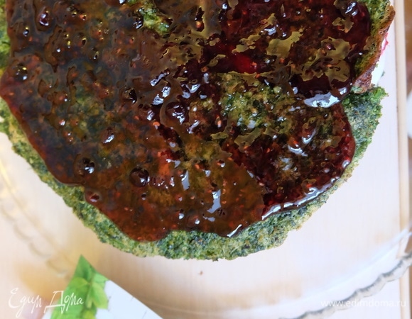 Следующий корж пропитываю джемом «Лесные ягоды» ТМ «Махеевъ».