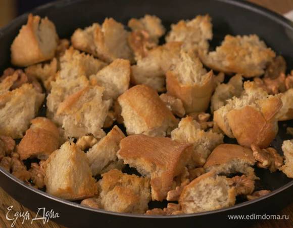 Запекать крутоны в разогретой духовке до золотистого цвета.<br />